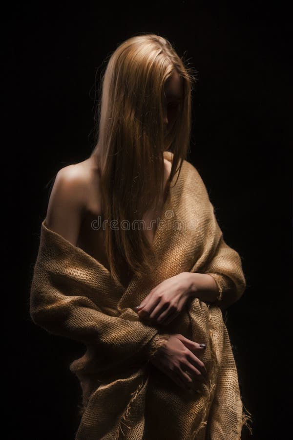 Una bella giovane grande ragazza bionda nuda breasted, riguardante la sua n fotografia stock Una bella giovane grande ragazza bionda nuda breasted, riguardante la sua n fotografia stock