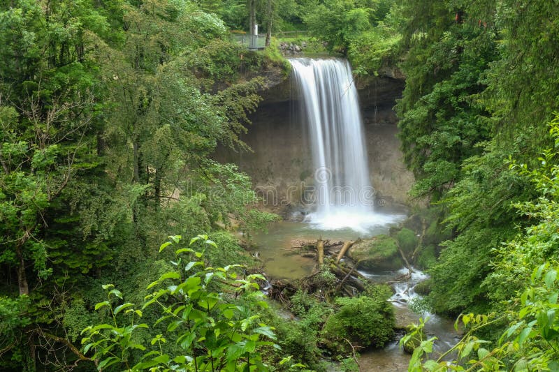 Una bella piccola cascata in una foresta verde in Baviera Germania fotografie stock libere da diritti Una bella piccola cascata in una foresta verde in Baviera Germania fotografie stock libere da diritti