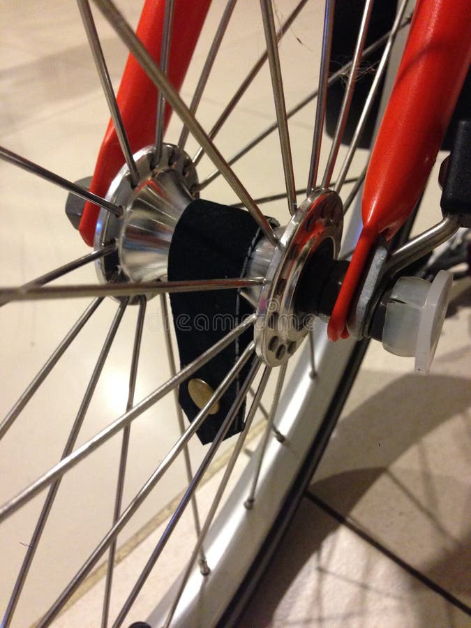 Una bella ruota di bicicletta colorata. fotografia stock libera da diritti