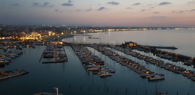 Una bella vista del paesaggio di Rimini al tramonto fotografia stock libera da diritti Una bella vista del paesaggio di Rimini al tramonto fotografia stock libera da diritti