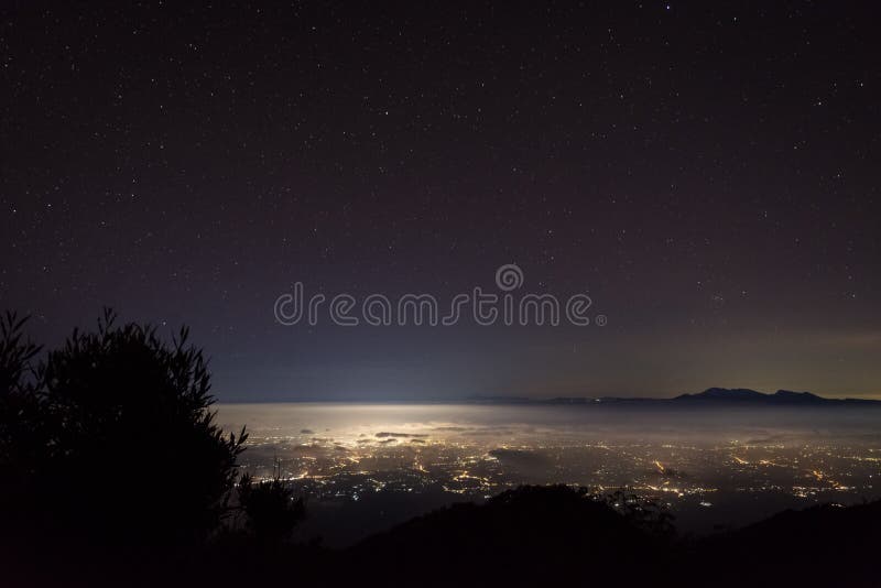 Una bella vista della città di notte dal supporto Raung del campeggio 7 Raung è il più provocatorio delle tracce di montagna di t