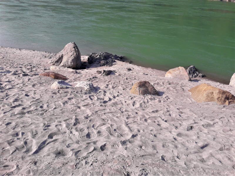 Una bella vista di un lato & delle rocce della spiaggia fotografie stock libere da diritti Una bella vista di un lato & delle rocce della spiaggia fotografie stock libere da diritti