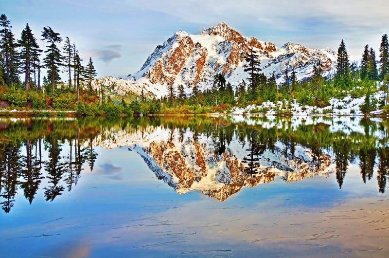 Una bella vista vicino al Mt Shuksan fotografia stock Una bella vista vicino al Mt Shuksan fotografia stock