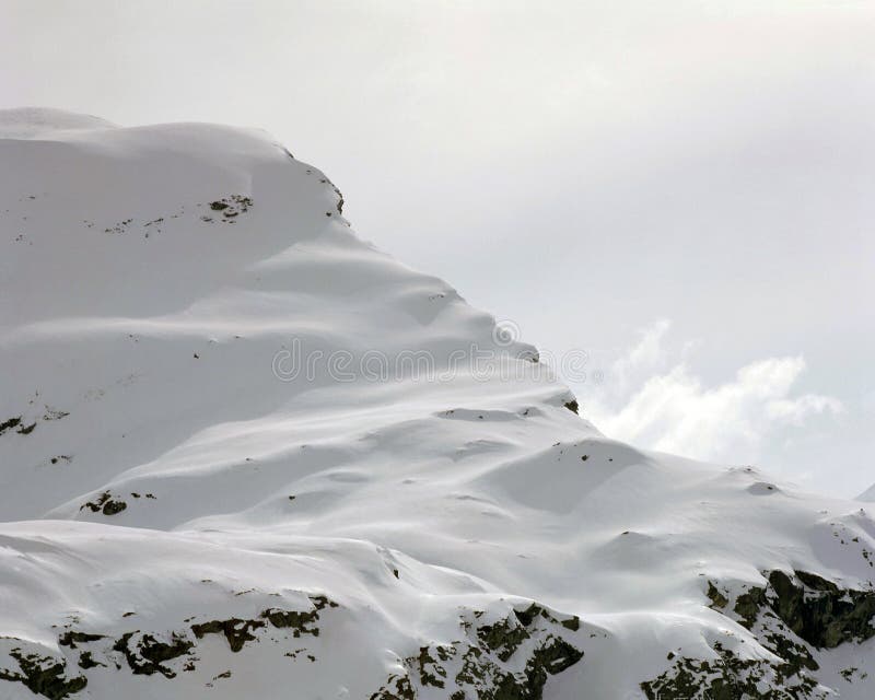 Una belleza asombrosa de la montaña nevada en las montañas Suiza