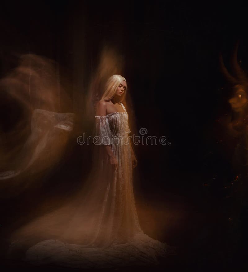 Una belleza y un monstruo de la oscuridad Ariadne y el Minotaur La muchacha es rubia, como un fantasma, en un vestido blanco del foto de archivo Una belleza y un monstruo de la oscuridad Ariadne y el Minotaur La muchacha es rubia, como un fantasma, en un vestido blanco del foto de archivo