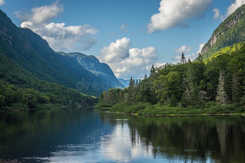 Una bellissima giornata per fare kayak sul fiume Jacques Cartier immagini stock libere da diritti Una bellissima giornata per fare kayak sul fiume Jacques Cartier immagini stock libere da diritti