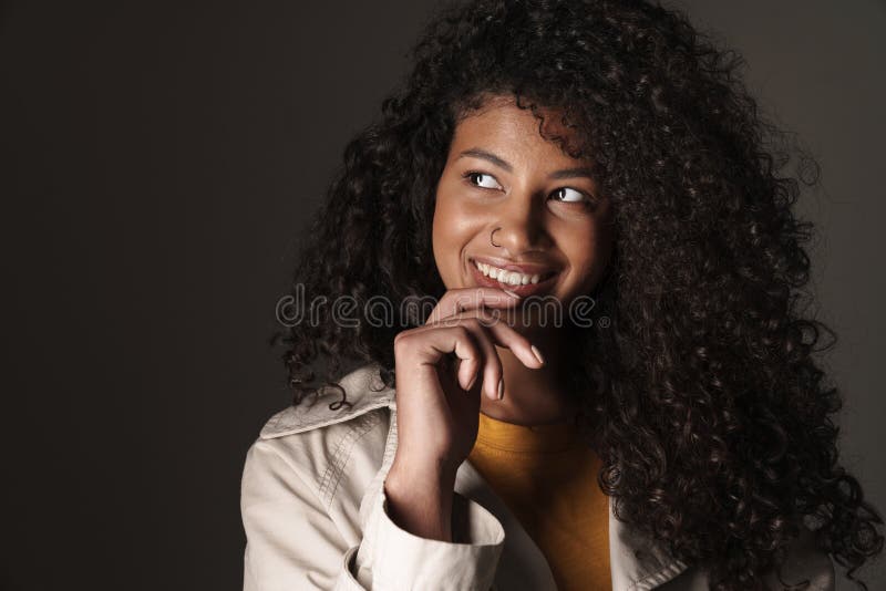 Una bellissima giovane donna africana fotografie stock