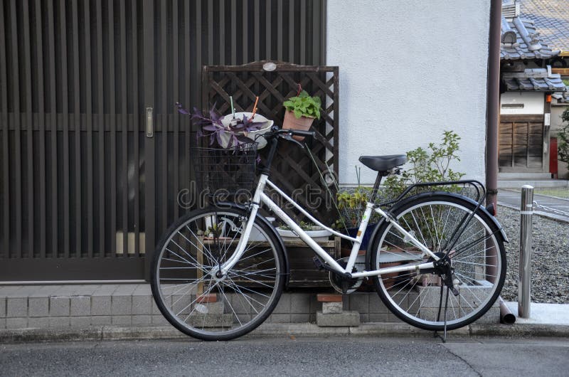 Una Bicicleta En Casa En Kyoto Japón Imagen de archivo editorial - Imagen  de vida, cesta: 220769574