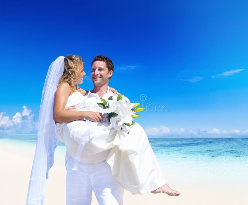 Una boda de los pares en la playa foto de archivo libre de regalías