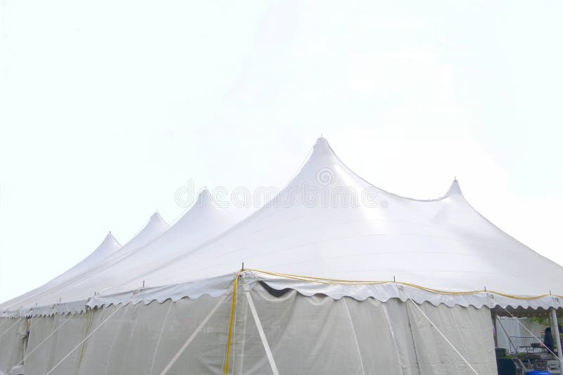 Una boda o una tienda blanca grande de los acontecimientos fotografía de archivo libre de regalías Una boda o una tienda blanca grande de los acontecimientos fotografía de archivo libre de regalías