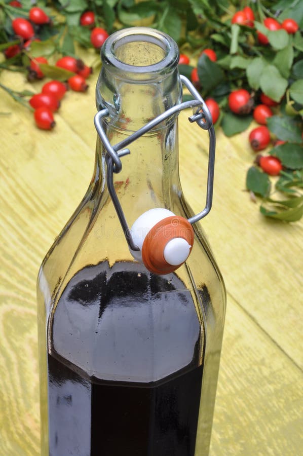 Una botella de fruta del licor y del escaramujo imagen de archivo libre de regalías Una botella de fruta del licor y del escaramujo imagen de archivo libre de regalías