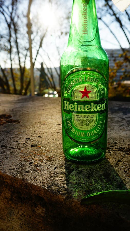Una Botella De Vidrio Heineken Vista Contra La Luz. Cerveza Danesa