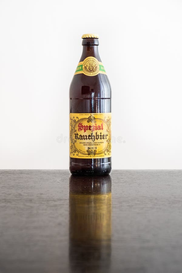 Una bottiglia di Bamberga ha fumato la birra nella bottiglia immagini stock Una bottiglia di Bamberga ha fumato la birra nella bottiglia immagini stock