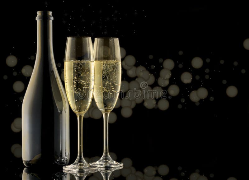 Una bottiglia di champagne, bokeh Vetro di champagne Vino bianco scintillante fotografie stock libere da diritti Una bottiglia di champagne, bokeh Vetro di champagne Vino bianco scintillante fotografie stock libere da diritti