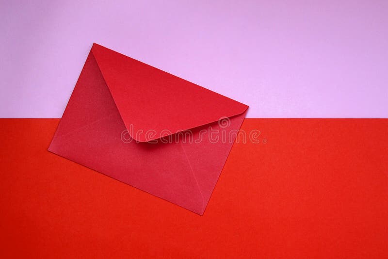Una busta rossa mezza aperta giace su un doppio sfondo