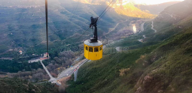 Una cabina di funivia che prende gli ospiti ed i pellegrini a Santa Maria De Montserrat Abbey fotografie stock libere da diritti Una cabina di funivia che prende gli ospiti ed i pellegrini a Santa Maria De Montserrat Abbey fotografie stock libere da diritti