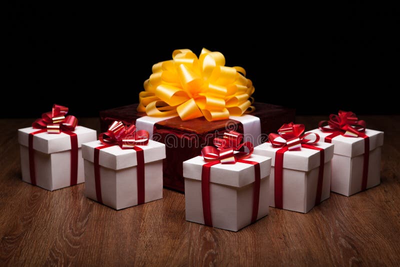 1,400 Una Caja De Regalo Grande Y Cajas De Regalo Blancas Fotos de stock -  Fotos libres de regalías de Dreamstime