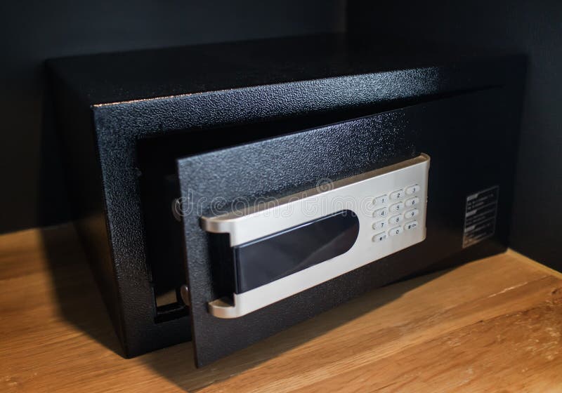 Una caja segura negra vacía abierta o un armario electrónico moderno en la habitación o el hogar fotografía de archivo Una caja segura negra vacía abierta o un armario electrónico moderno en la habitación o el hogar fotografía de archivo