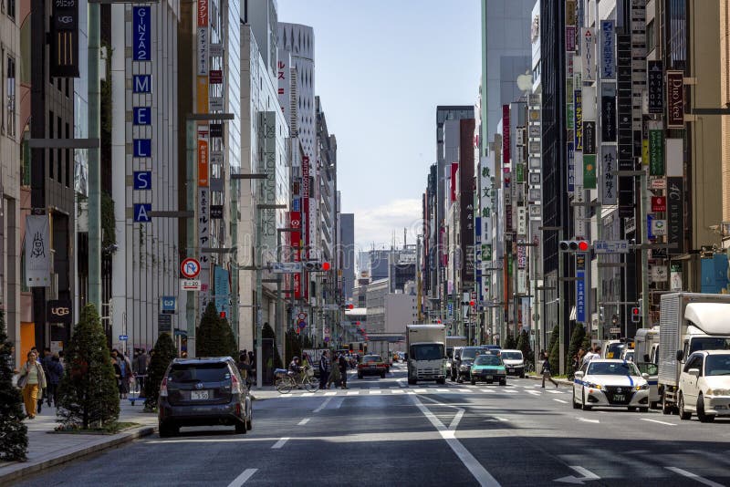 Una Calle En Una Ciudad Japonesa Con Un Denso Edificio De Casas Altas Y Modernas Y Autos Que