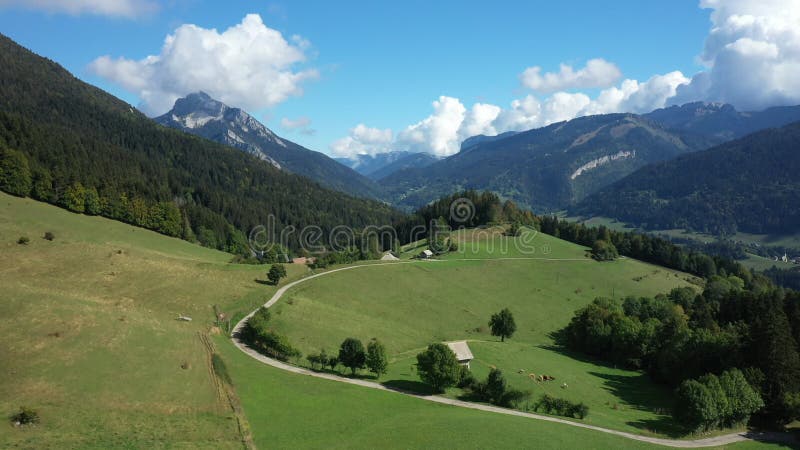 Una carretera atraviesa el valle del macizo de la chartreuse