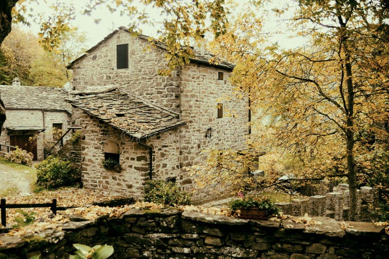 Una casa de piedra antigua durante temporada de otoño fotografía de archivo Una casa de piedra antigua durante temporada de otoño fotografía de archivo