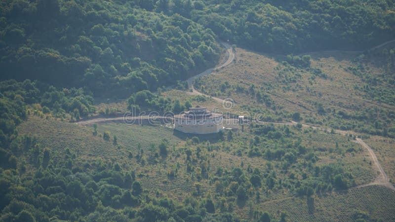 Una casa misteriosa in un campo di montagna erbosa in Crimea fotografia stock libera da diritti Una casa misteriosa in un campo di montagna erbosa in Crimea fotografia stock libera da diritti