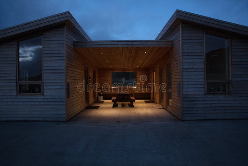 Una casa moderna de madera con los bancos en el centro fotografía de archivo Una casa moderna de madera con los bancos en el centro fotografía de archivo