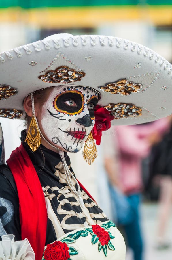 Una Mujer En Un Sombrero Con Una Mochila Grande Y Los Bolsos Imagen de  archivo editorial - Imagen de deporte, mexicano: 121242254