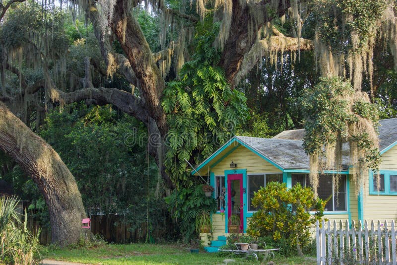 Una casa variopinta in Florida centrale immagini stock libere da diritti Una casa variopinta in Florida centrale immagini stock libere da diritti