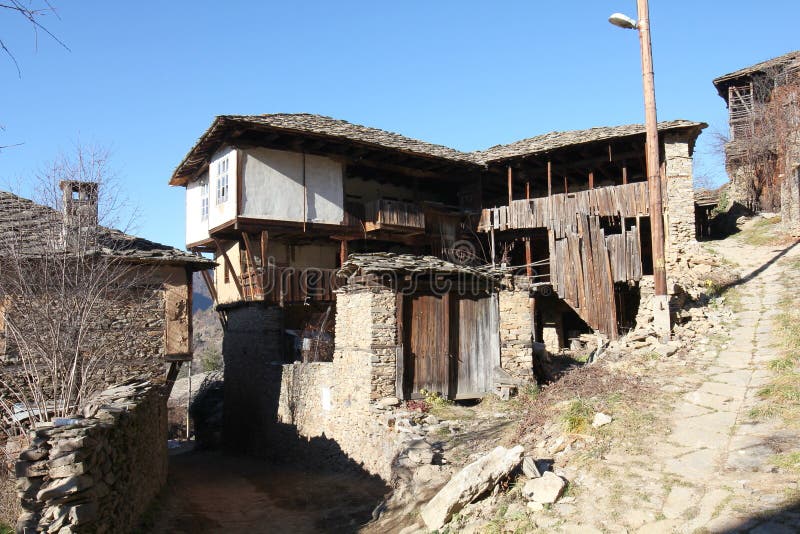 Una casa vieja en el pueblo de Kovachevitsa fotos de archivo Una casa vieja en el pueblo de Kovachevitsa fotos de archivo