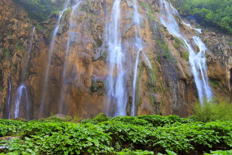 Una cascada entre piedras grandes en los lagos Plitvice ajardina el parque, Croacia en primavera o verano Cascadas croatas imagenes de archivo Una cascada entre piedras grandes en los lagos Plitvice ajardina el parque, Croacia en primavera o verano Cascadas croatas imagenes de archivo