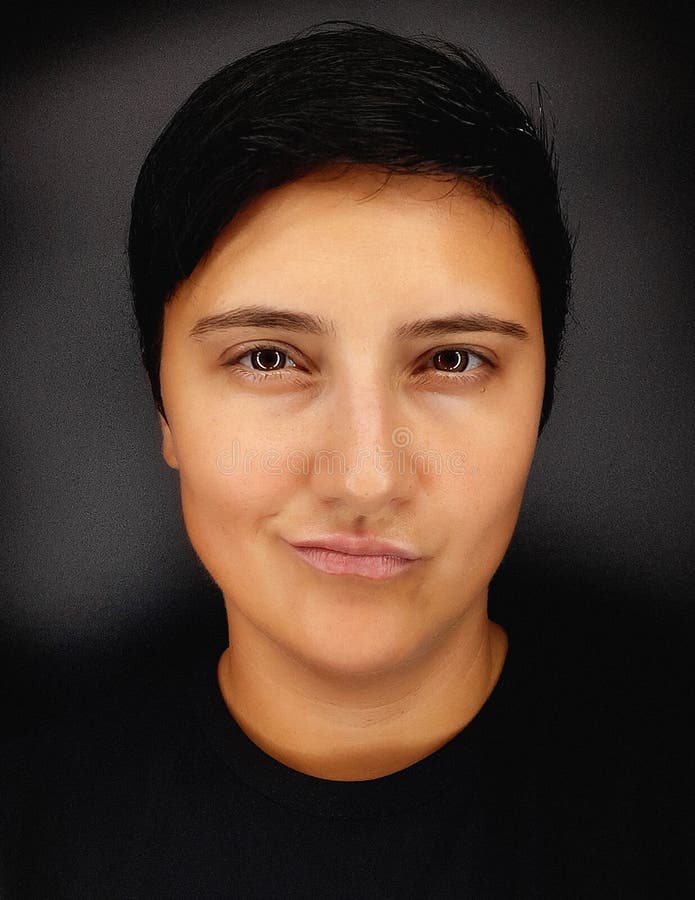 Una chica brunette de pelo corto con fondo negro retrata varias emociones humanas fotografía de archivo libre de regalías Una chica brunette de pelo corto con fondo negro retrata varias emociones humanas fotografía de archivo libre de regalías
