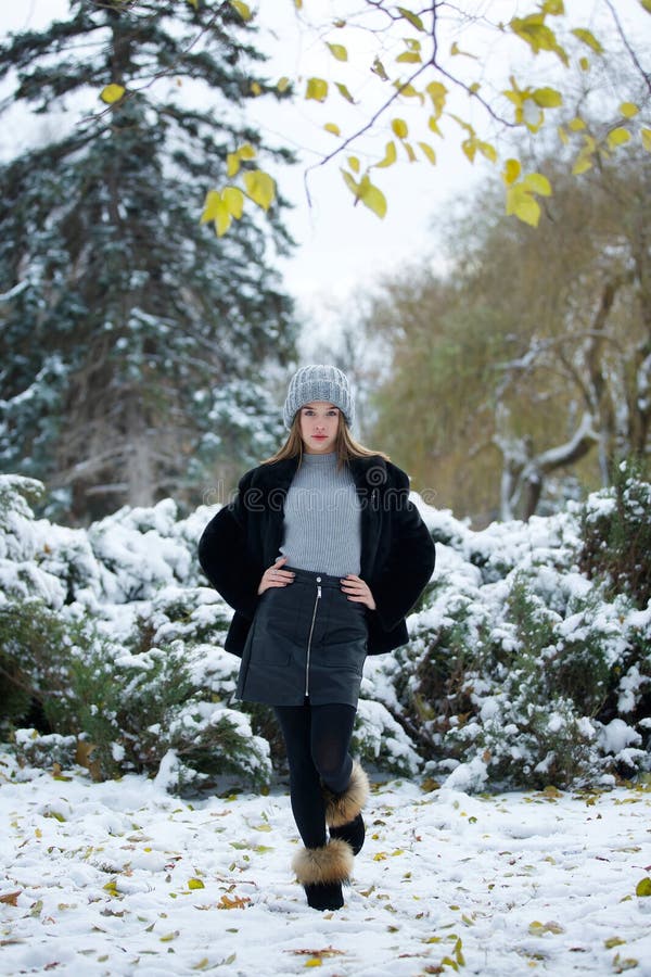Una Chica Con Ropa De Moda De Invierno Se Pone De Pie Contra El Fondo De Un  Paisaje Invernal Con Nieve Imagen de archivo - Imagen de mirada, fresco:  240921773