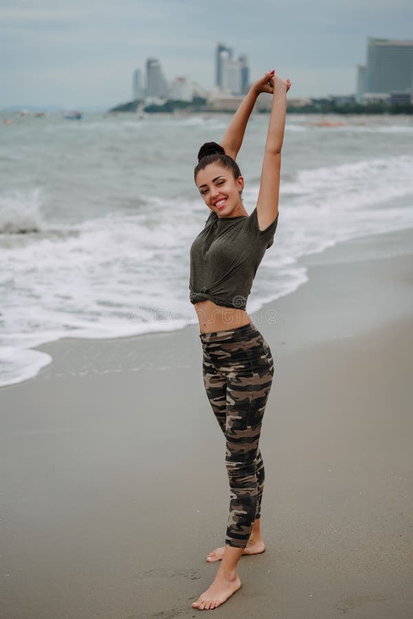 Una chica joven disfruta de un paseo en el océano Igualación del paseo en una playa abandonada de la ciudad Tarde Pattaya, Tailan foto de archivo libre de regalías Una chica joven disfruta de un paseo en el océano Igualación del paseo en una playa abandonada de la ciudad Tarde Pattaya, Tailan foto de archivo libre de regalías