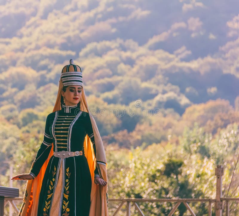 Una chica joven en danzas del Cáucaso tradicionales de la ropa en el festival del queso de Adyghe en las colinas del Cáucaso imagen de archivo libre de regalías Una chica joven en danzas del Cáucaso tradicionales de la ropa en el festival del queso de Adyghe en las colinas del Cáucaso imagen de archivo libre de regalías