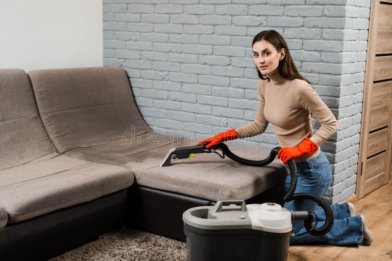 Una Chica Más Limpia Es Un Sofá De Limpieza Con Una Máquina De Extractor  Para Muebles Secos Tapizados. El Cuidador Del Hogar Está Foto de archivo -  Imagen de plano, seco: 268218458