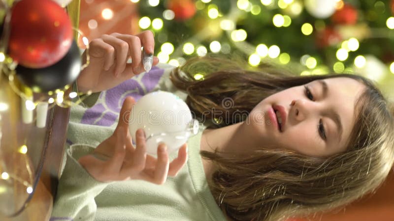 Una chica pintando decoraciones navideñas en la víspera de navidad