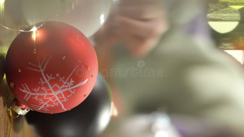 Una chica pintando decoraciones navideñas en la víspera de navidad