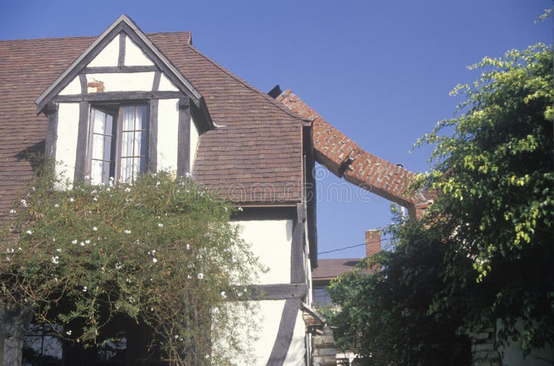 Una chimenea de una casa dañada