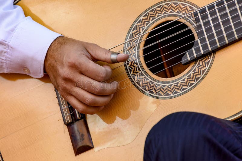 Una chitarra acustica di sette corde delle corde immagini stock libere da diritti Una chitarra acustica di sette corde delle corde immagini stock libere da diritti
