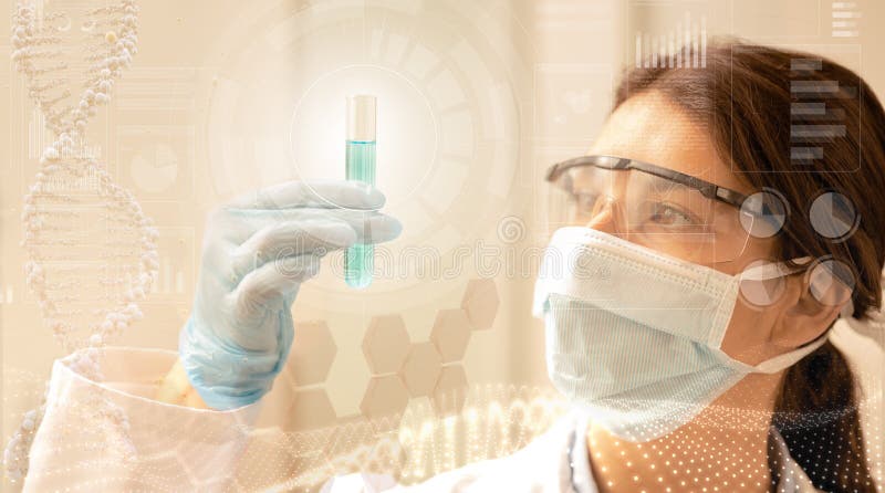 Una científica femenina con gafas de máscara y laboratorio analiza un tubo de ensayo sobre el fondo digital con imágenes dna y hol