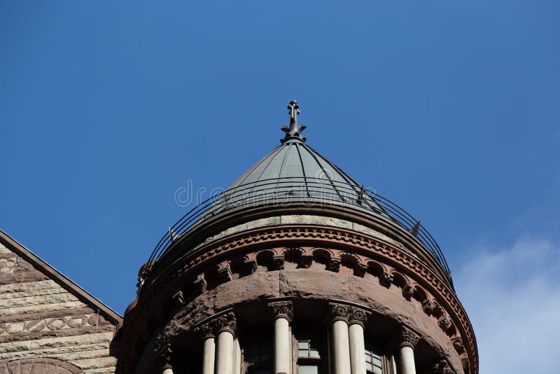 Una cima di una delle molte torri con la vecchia casa di corte di progettazione decorata Toronto Ontario Canada fotografia stock libera da diritti Una cima di una delle molte torri con la vecchia casa di corte di progettazione decorata Toronto Ontario Canada fotografia stock libera da diritti