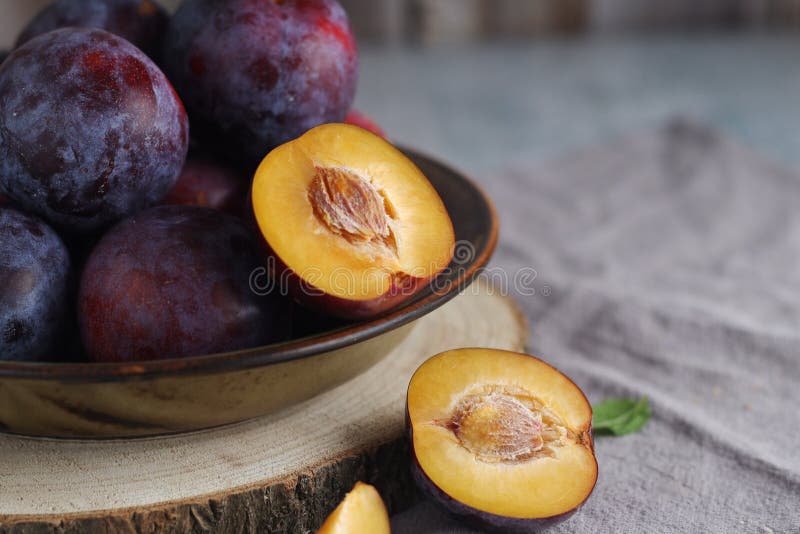 Una ciotola con prugne mature fotografia stock libera da diritti