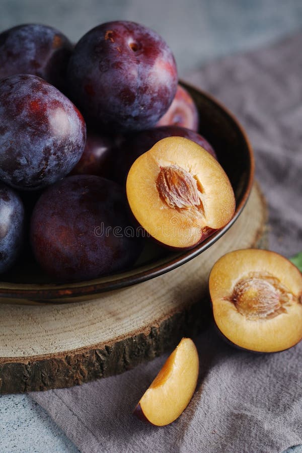 Una ciotola con prugne mature immagine stock libera da diritti