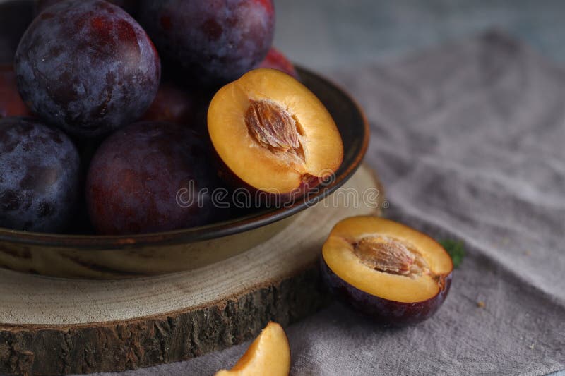 Una ciotola con prugne mature fotografia stock
