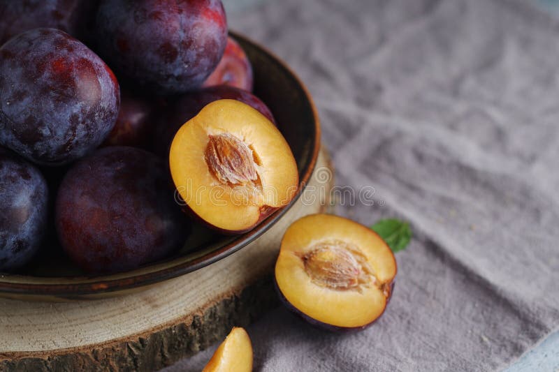 Una ciotola con prugne mature fotografia stock