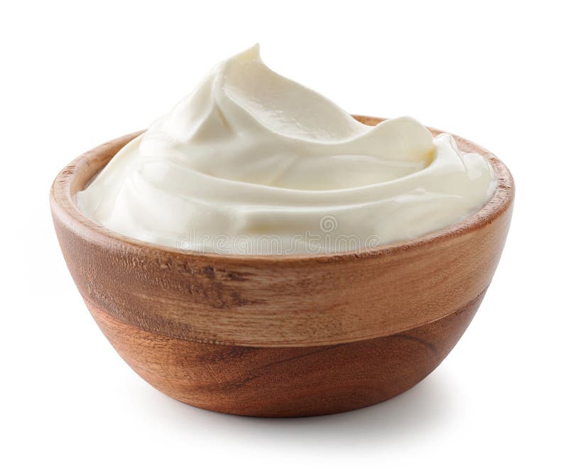 Una ciotola di legno di yogurt di panna acida frantumata