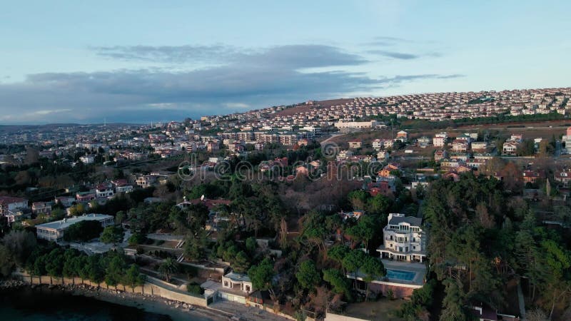 Una ciudad costera con mar azul al amanecer con cielo claro en guzelce estambul turkey almacen de video