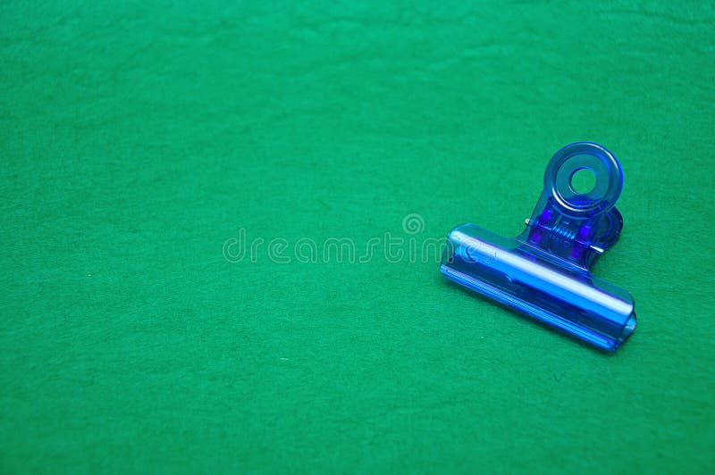 Una clip di bulldog di plastica blu immagini stock Una clip di bulldog di plastica blu immagini stock