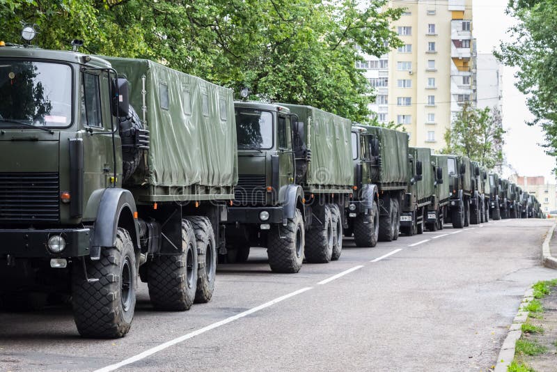 Una colonna dei camion militari Festa dell'indipendenza, parata Minsk, Bielorussia immagine stock libera da diritti Una colonna dei camion militari Festa dell'indipendenza, parata Minsk, Bielorussia immagine stock libera da diritti